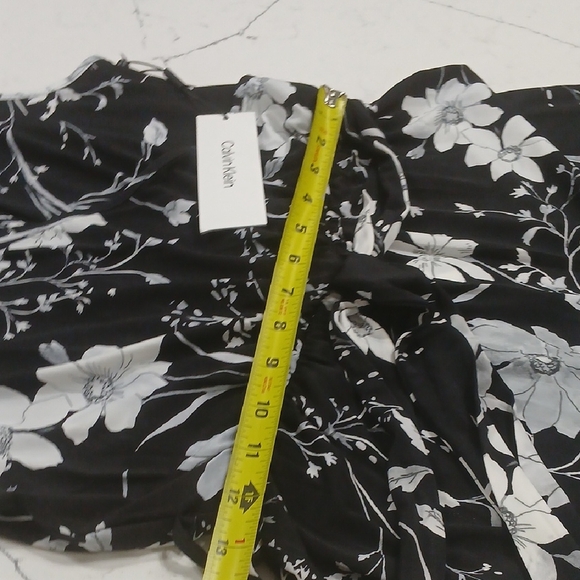 Calvin Klein Black and White Floral Croped Jumpsuit with VNeck Sz 2 New With Tag - Picture 6 of 11